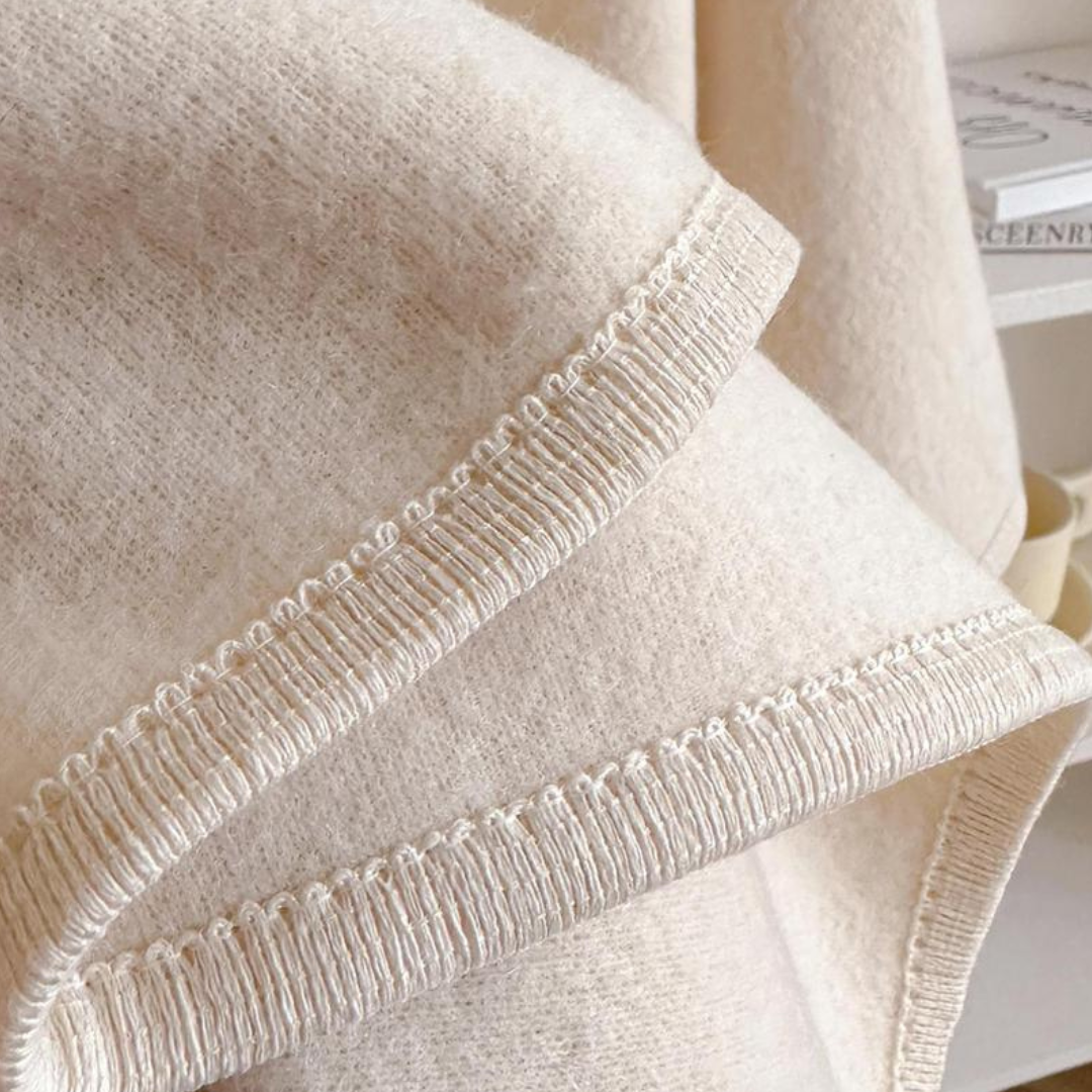 Blanca | El Chal Envuelto De Forro Polar De Lujo