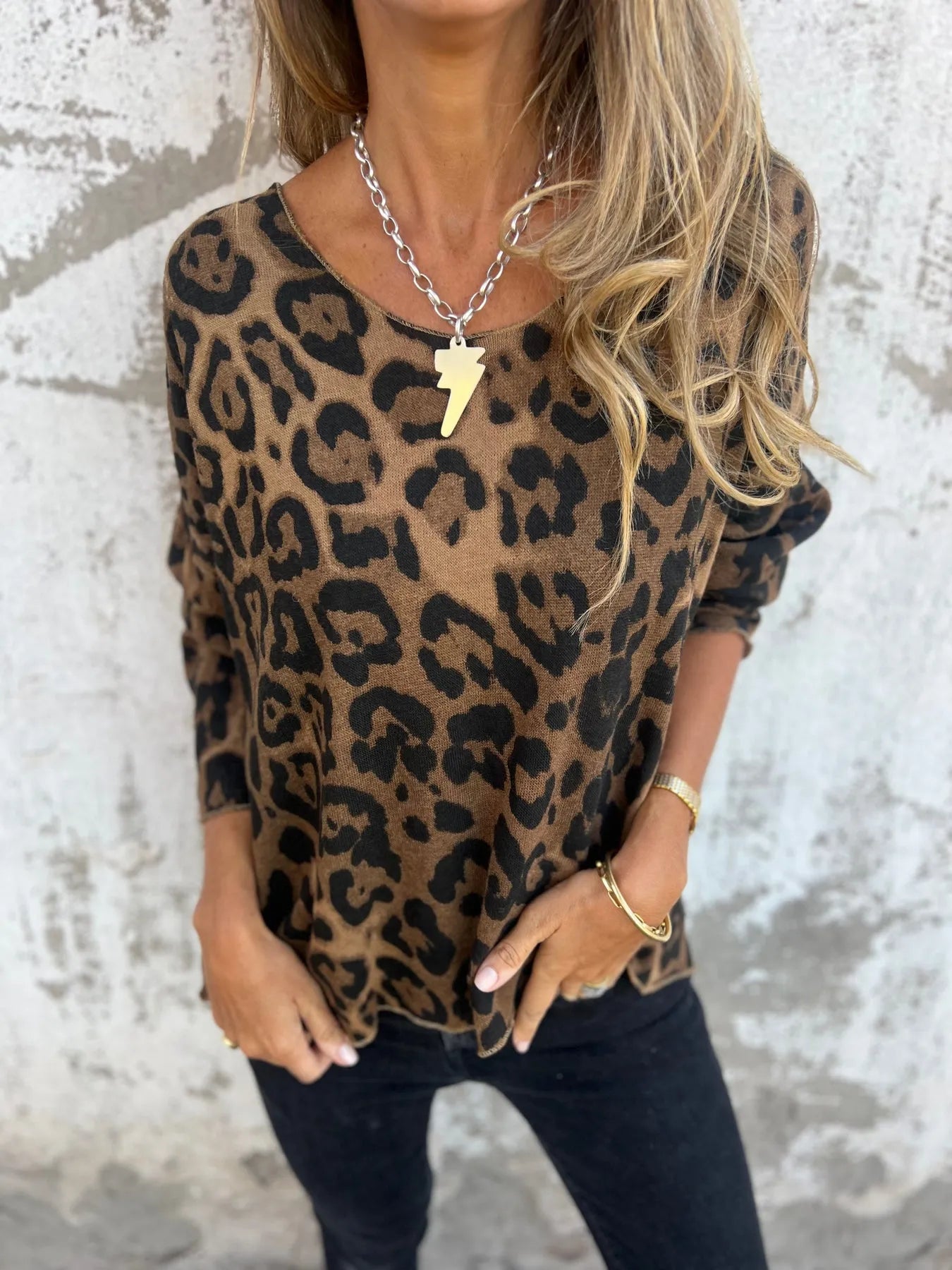 Swantje - Blusa Redonda Con Cuello y Estampado De Leopardo