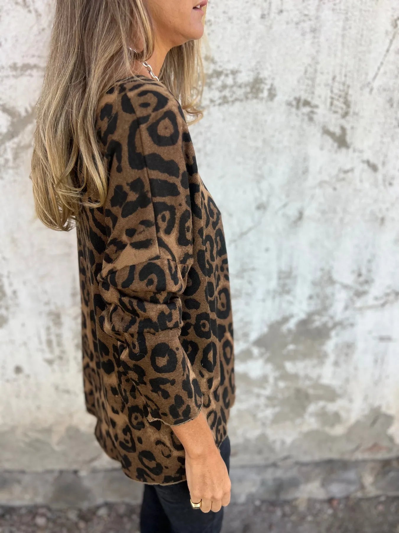 Swantje - Blusa Redonda Con Cuello y Estampado De Leopardo | 1+1 Gratis