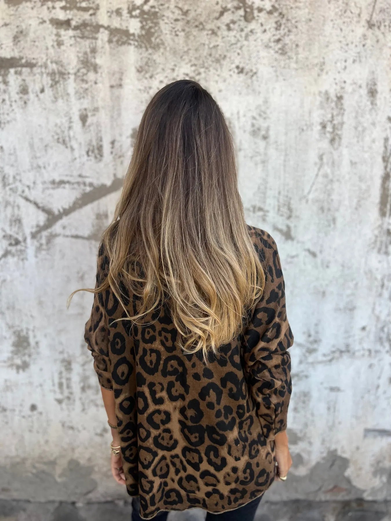 Swantje - Blusa Redonda Con Cuello y Estampado De Leopardo