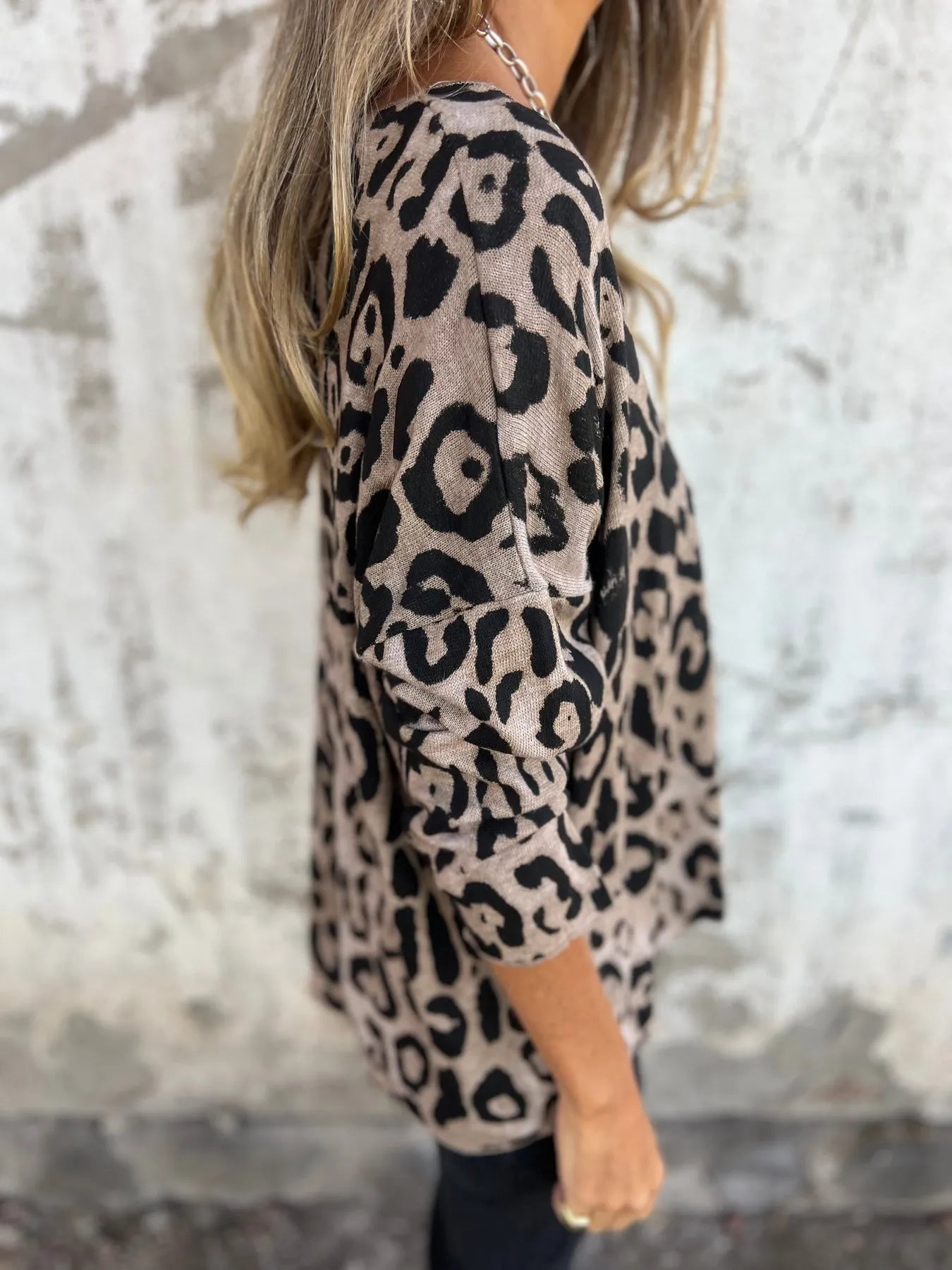 Swantje - Blusa Redonda Con Cuello y Estampado De Leopardo | 1+1 Gratis